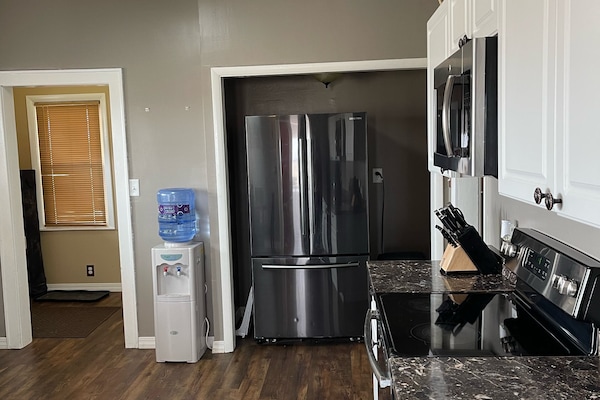 Microondas, lavavajillas, cafetera y tetera y utensilios de cocina