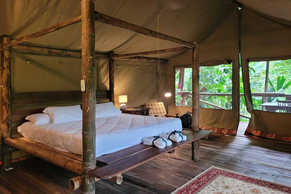 Deluxe Tree House