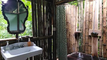 Deluxe boomhut | Badkamer