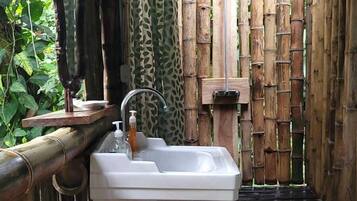 Deluxe boomhut | Badkamer