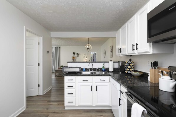 Jääkaappi, mikroaaltouuni, uuni, liesi