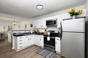 Jääkaappi, mikroaaltouuni, uuni, liesi