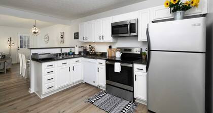 Newly Renovated Townhome with THREE KING-SIZE beds