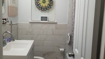 Duschwanne, Handtücher, Seife, Toilettenpapier