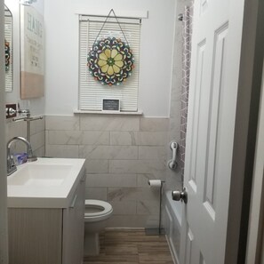 Combined shower/tub, towels, soap, toilet paper