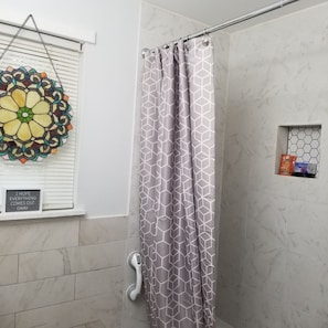 Combined shower/tub, towels, soap, toilet paper - Blues Alley Downtown Memphis (Memphis)