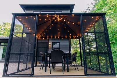 Contemporary Villa Nordica,  close to downtown/ Beach/Free Provincial Park Pass 