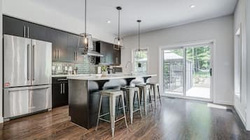 Réfrigérateur, micro-ondes, four, plaque de cuisson