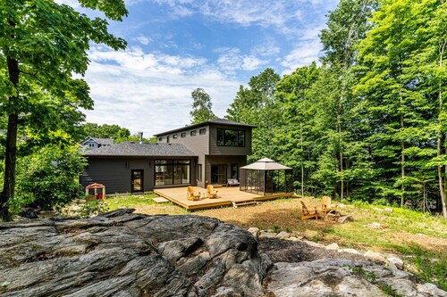 Contemporary Villa Nordica,  close to downtown/ Beach/Free Provincial Park Pass 