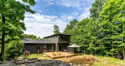 Contemporary Villa Nordica, close to downtown/ Beach/Free Provincial Park Pass