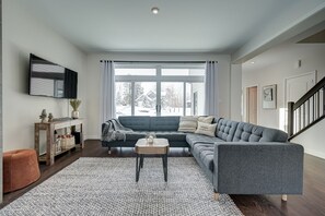 TV connectée, cheminée, livres