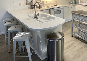 Private kitchen - Cozy waterfront retreat in a quiet cove directly off main lake. (Henrico)