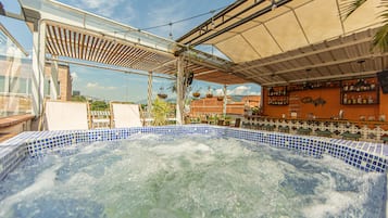Bañera de hidromasaje al aire libre