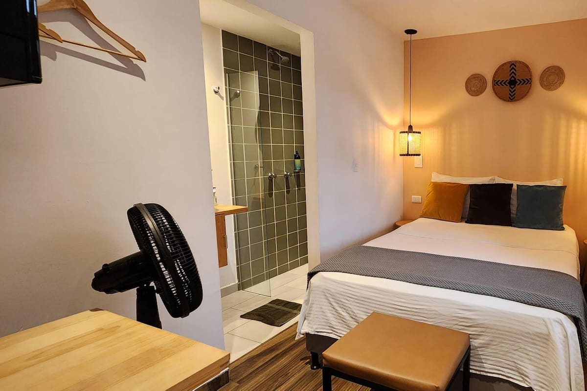 Luxe beddengoed, een bureau, een laptopwerkplek