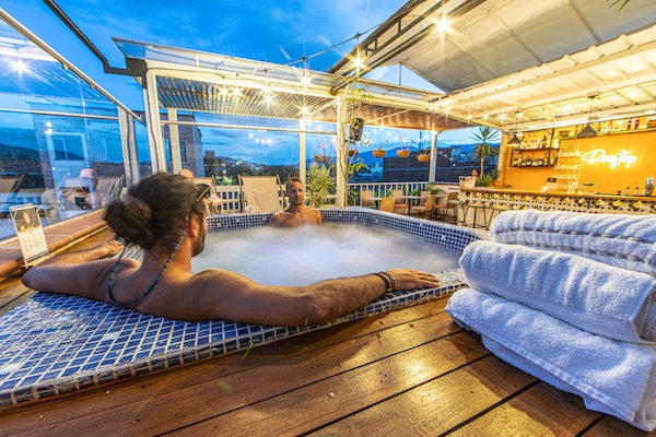Jetted tub