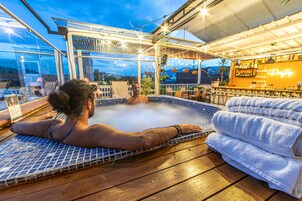 Jetted bathtub