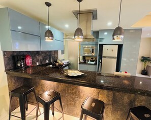 Kühlschrank, Mikrowelle, Herdplatte, Geschirrspüler