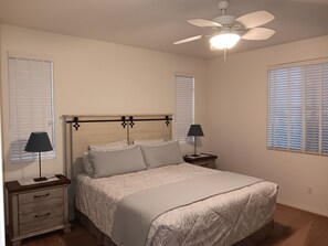 4 bedrooms, iron/ironing board, free WiFi, bed sheets - NEW and AMAZING! Spacious! Book now!
DOD, Military Welcome! (Imperial Beach)