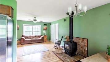 Smart TV, caminetto, videogiochi