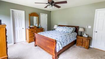 3 bedrooms, desk, iron/ironing board, free WiFi