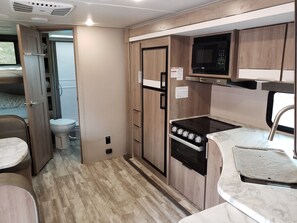 ثلاجة، ميكروويف، فرن، موقد طهي مسطح