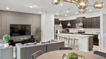 Townhome, 5 Bedrooms | Private kitchen