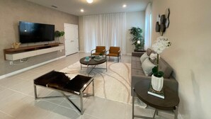 House, 6 Bedrooms | Living room - Windsor Island Resort 1661 (Davenport)