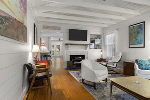 Smart TV, chimenea, libros y biblioteca musical 