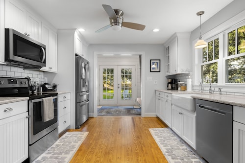 Calm Tide on Ann Street, mid century modern.  Walk to downtown.   No pets.  