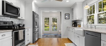 Calm Tide on Ann Street, mid century modern.  Walk to downtown.   No pets.  