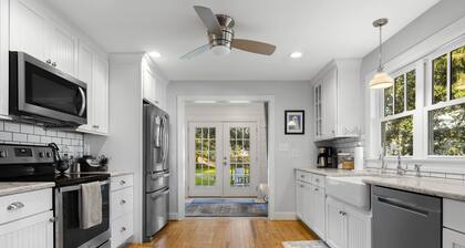 Calm Tide on Ann Street, mid century modern. Walk to downtown. No pets.