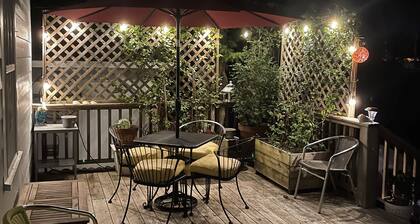 Calm Tide on Ann Street, mid century modern. Walk to downtown. No pets.