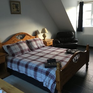 4 bedrooms, iron/ironing board, WiFi, bed sheets