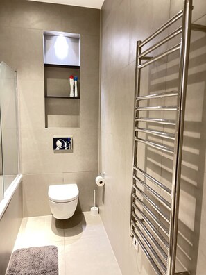 Ensemble douche/baignoire, serviettes fournies