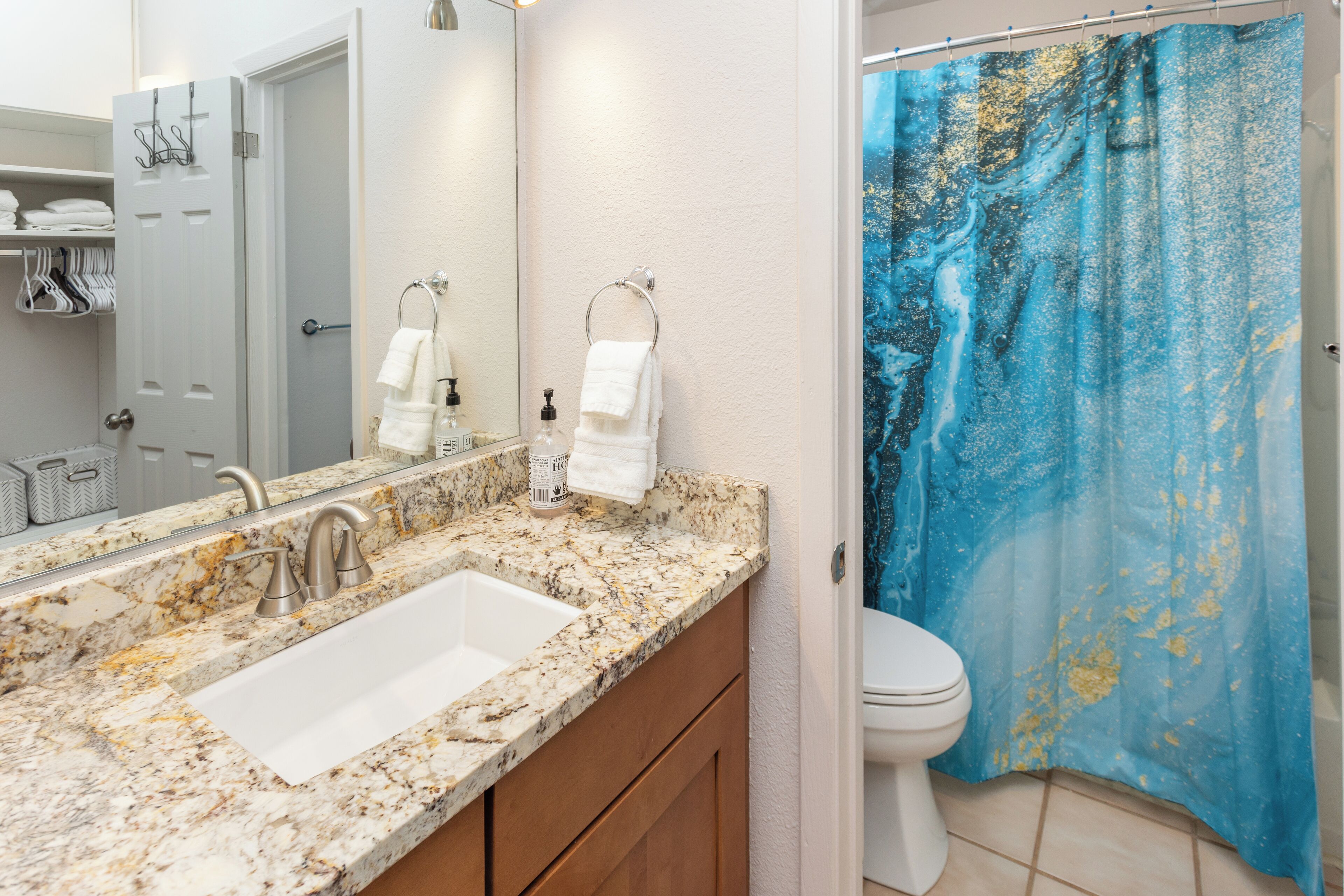 Tina con regadera, secadora de cabello, toallas, papel de baño 