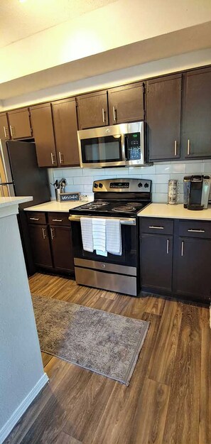 Kühlschrank, Mikrowelle, Ofen, Herdplatte