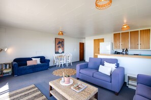 Living area - Absolute Beachfront - Waimarama Holiday Home (Waimarama)