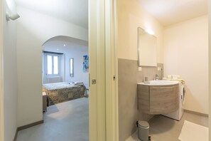 A modern bathroom with a built-in sink, mirror, and washing machine. - Nonna Sandrina in Monferrato hills, Garbagna, Italy (Garbagna)