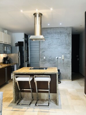 Kühlschrank, Mikrowelle, Ofen, Wasserkocher mit Kaffee-/Teezubehör