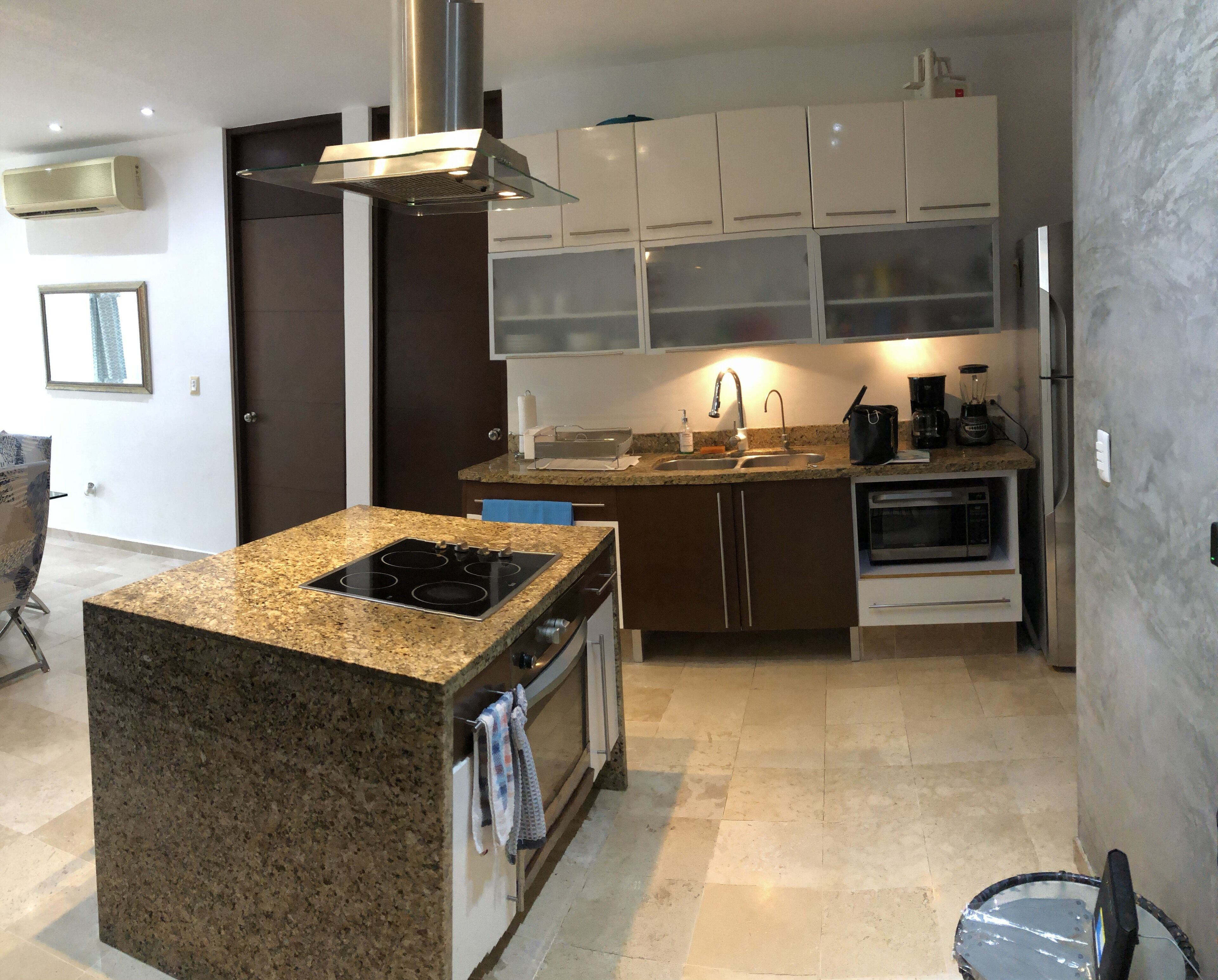 Frigorífic, microones, forn i cafetera i tetera 