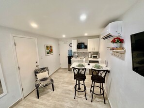 Réfrigérateur, four à micro-ondes, cafetière-théière