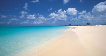 Coral Studio for 2-queen,pool 2,AC,WiFi,100 steps to Grace Bay Beach
