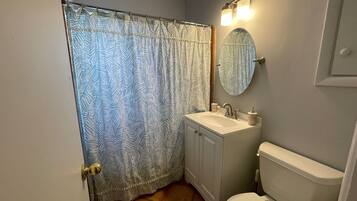 Duschwanne, Haartrockner, HandtĂŒcher, Seife