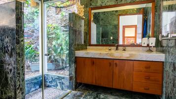 Douche, serviettes fournies, savon, shampoing