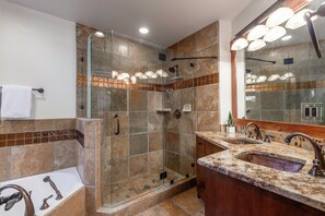 Combined shower/tub, jetted tub, hair dryer, towels