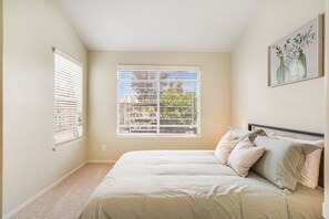 5 bedrooms, desk, iron/ironing board, free WiFi - Spacious High Ceilings 5br/3bath. SF Bay Area (Hayward)