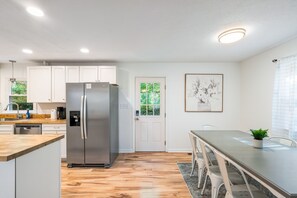 Private kitchen - New! Modern family cottage oasis with fast WiFi and pet friendly. (Linden)