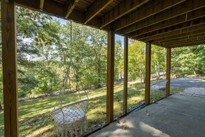 Terrace/patio - New! Modern family cottage oasis with fast WiFi and pet friendly. (Linden)