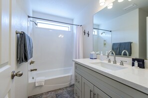 Douche, séchoir à cheveux, serviettes fournies