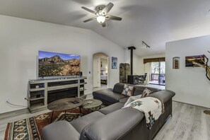 TV - Enjoy The Private Yard, Red Rock Views, Blue Skies, Hot Tub-Near Trails! (Sedona)